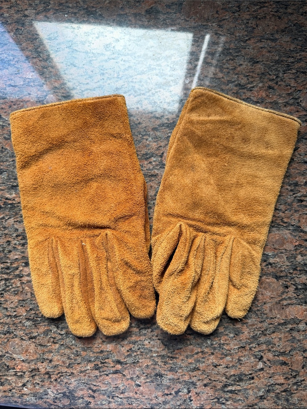 Tanner goods Men's Suede Work Gloves in Tan